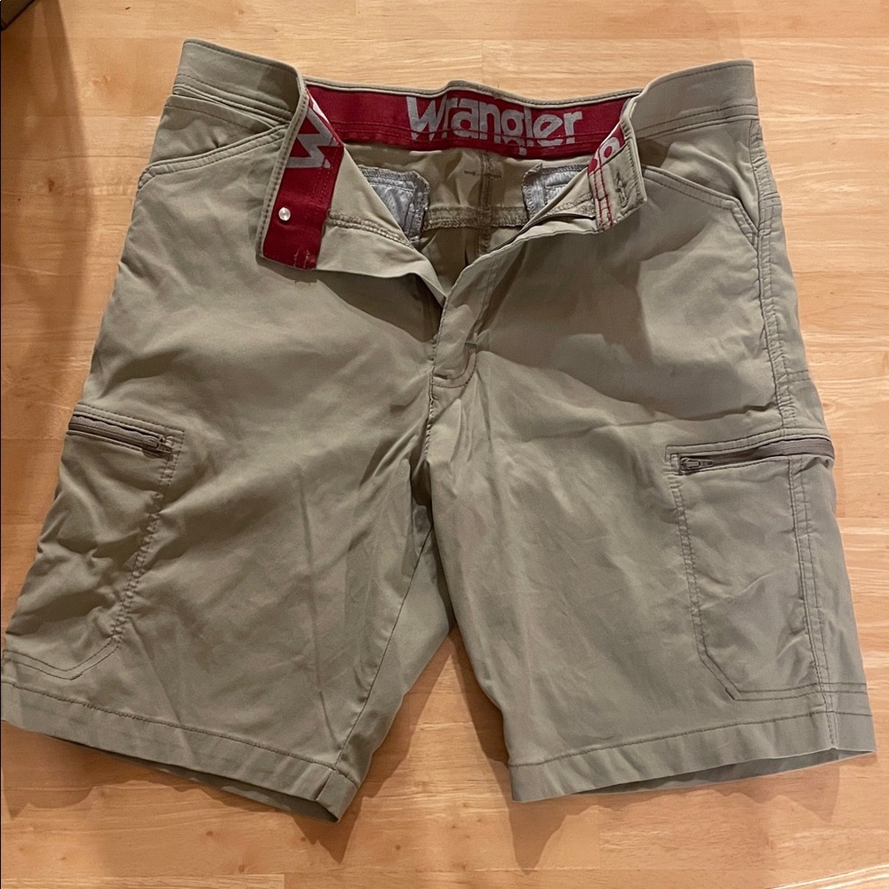 Wrangler Men's Tan Cargo Shorts.